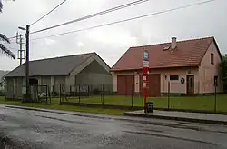 Obecní úřad a autobusová zastávka