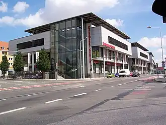 Barevná fotografie moderní budovy obchodního centra v Budyšíně