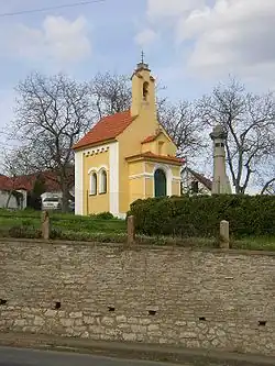 Kaple na horním konci návsi