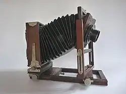 Některé velkoformátové přístroje a sklopné měchové fotoaparáty redukovaly vady tvarovaným černým měchem, který parazitní světlo pohlcoval a neodrážel