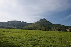 Pohled od Božanova na Božanovský Špičák (vlevo). V popředí je vrch Koruna.