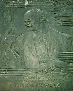 Pamětní deska v Košicích na domě kde v letech 1899-1946 O. Hemerka žil