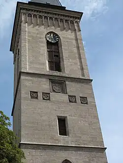 Věž s arkaturou pod hlavní římsou