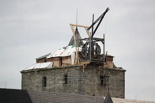 Použití jeřábu při opravách věže hradu Kost v roce 2011.
