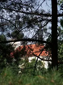 Pohled na kostel sv. Jana Nepomuckého v Šemanovicích z lokality Kostelíček