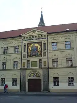 Průčelí Petrina, sídla vedení Kongregace v Českých Budějovicích s kostelem Panny Marie Růžencové.