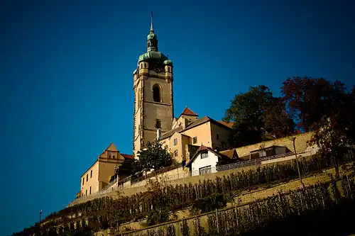 Kostel jako dominanta nad vinicí