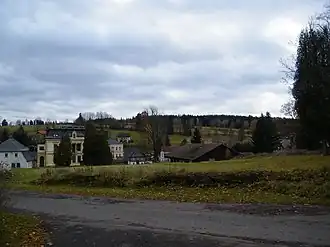 V popředí zbořeniště, v pozadí Klingerova vila