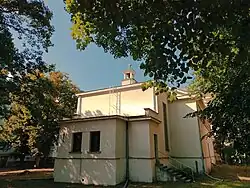 Pohled z vnitrobloku na sakristii a minimalistickou věž se zvonem