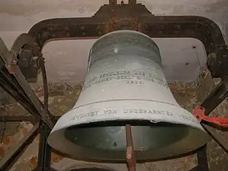 Zvon svatý Josef zavěšený ve zvonici, viditelný nápis, datace a věnování