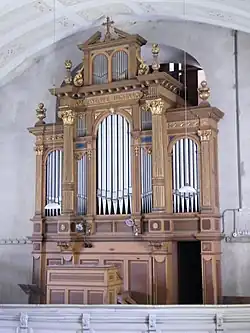 Skříň varhan s viditelnými píšťalami