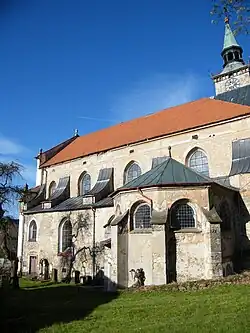 Východní strana s boční kaplí