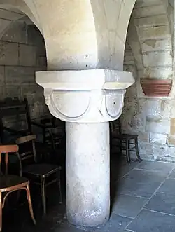 Románský sloup, podepírající emporu