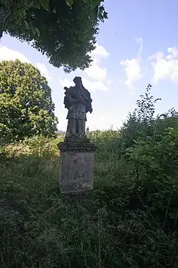 Socha u kostela v Konojedech