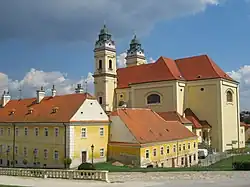 Kostel Nanebevzetí P. Marie (Valtice).JPG