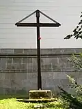 Kříž u zdi kostela