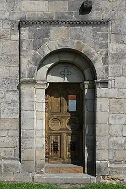 Vstup do kostela Nanebevzetí Panny Marie v Mohelnici nad Jizerou