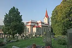 Pohled přes plochu hřbitova směrem ke kostelu.