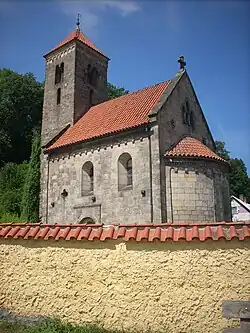 Bok kostela Nanebevzetí Panny Marie v Mohelnici nad Jizerou