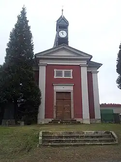 Průčelí kaple ve Vlčí Hoře