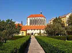 Františkánská zahrada s kostelem Panny Marie Sněžné