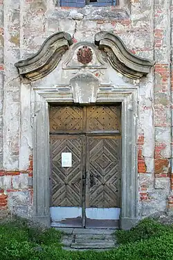 Vstup do kostela Povýšení sv. Kříže v Loukovci