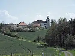 Kostel svatého Jakuba Většího, fara a bývalá škola