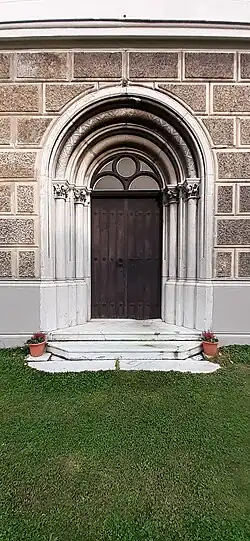 vstupní portál kostela