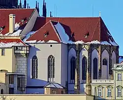 Jižní strana kostela Všech svatých, vlevo dole je stříška zakončující Rothmayerovo schodiště