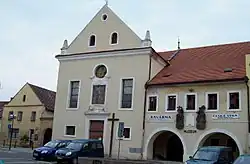 Regionální muzeum (vpravo) a kostel Čtrnácti svatých pomocníků, nám. Míru, Mělník