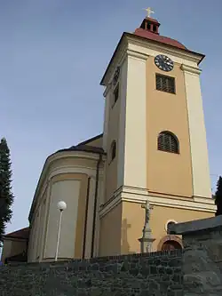 Věž kostela v pohledu ze západní strany