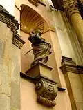 Detail fasády se sochou svatého Petra