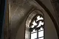 Kružba okna západního průčelí při pohledu z trojlodí