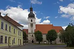 Mírové náměstí, kostel svatého Jana Křtitele