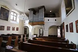 Interiér kostela s emporou a varhany