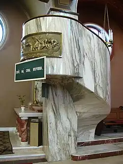 Kazatelna ze sněžníkového mramoru