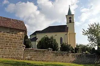 Kostel sv. Filipa a sv. Jakuba ve Všeni (z boku)