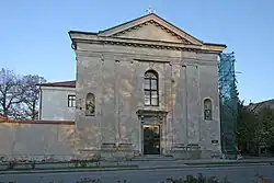 Kostel sv. Františka Serafinského s Loretánskou kaplí (vlevo)