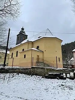 Závěr kostela z farské zahrady (r. 2021)