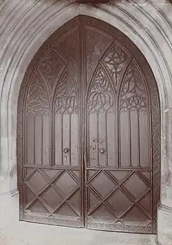 Dveře hlavního vstupu do kostela svatého Gottharda ve Slaném.