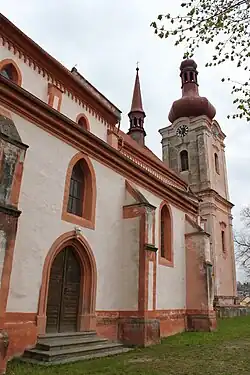 Kostel sv. Jakuba v Nepomuku, jižní fasáda, pohled na věž, vstupní portál