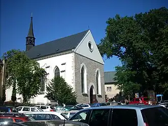 Pohled z parkoviště na kostel sv. Josefa v Hrubé Skále