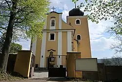 Vstupní průčelí kostela od západu