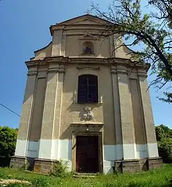 Průčelí kostela sv. Petra a Pavla v Sutomi