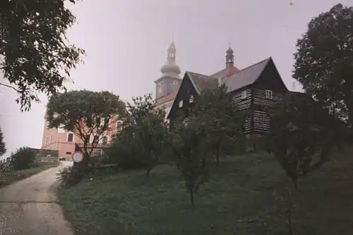 Kostel sv. Václava od příjezdové cesty