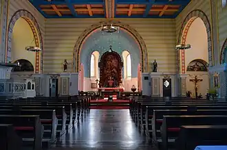 interiér, pohled k hlavnímu oltáři