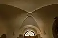Valená lunetová klenba s hřebínky a se svorníkem v hlavním vstupu