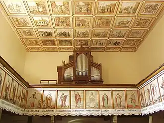 Interiér kostela s varhany a kazetovým stropem