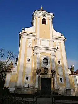 Kostel svatého Jana Nepomuckého, hlavní průčelí