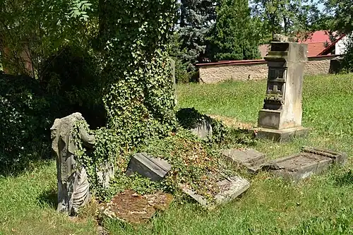 Náhrobky na bývalém hřbitově